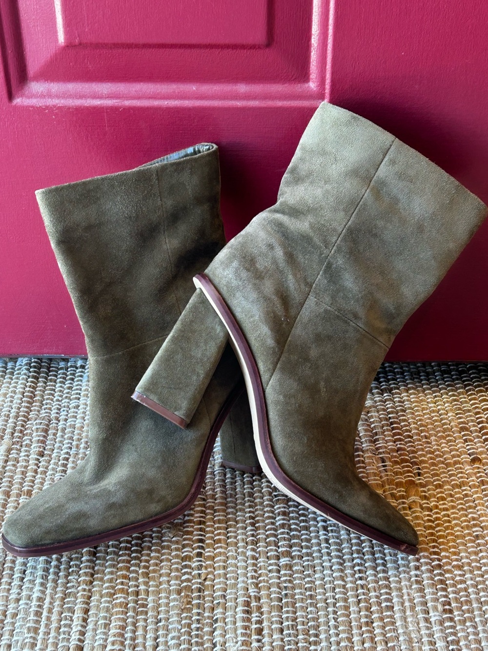 VINCE CAMUTO s7 ‘Dantania’ olive soft suede boots-LOOK NEW-block heel about 3”